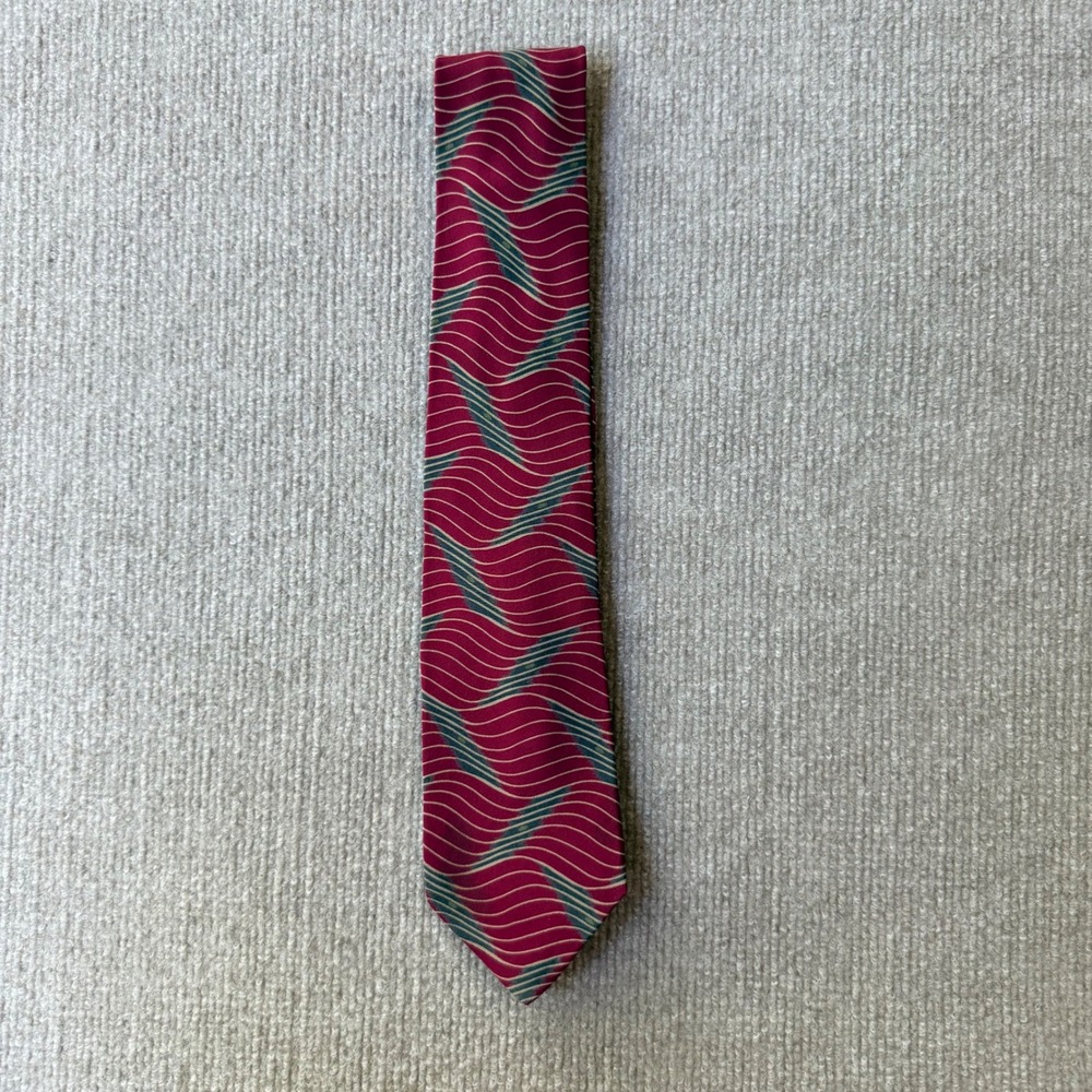 Giorgio Armani Cravatte Mens Silk Tie Red Wavy Geometric Pattern Made in Italy